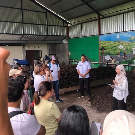 Kunjungan Merah Putih Hijau Bersama The Earth Journalism Network di TPS3r Bumi Sudha Rahayu Sidan